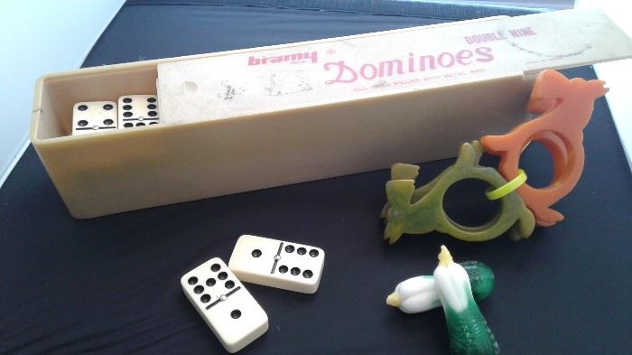 Vintage dominos, Bakelite Scottie napkin rings