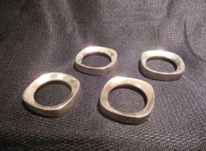 4.	Set of 4 Metal Napkin Rings