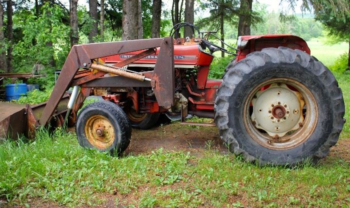 IH 574 Utility Tractor