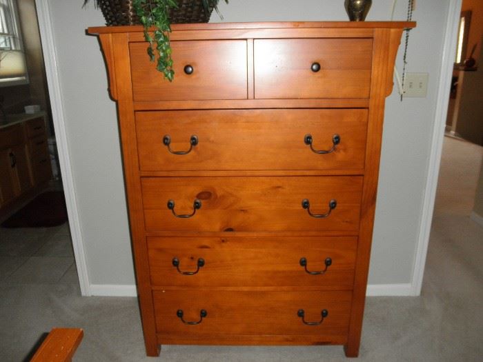 LOVELY CHEST OF DRAWERS