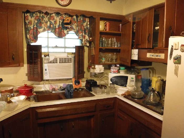 A whole kitchen full of items 