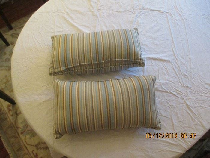 Set of throw pillows