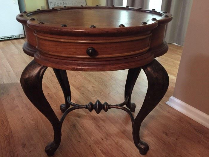 Round end table, excellent condition