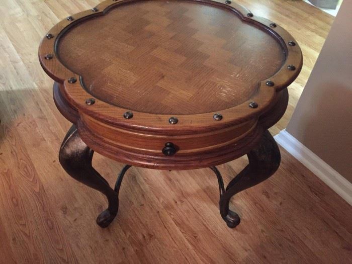 Round end table, excellent condition