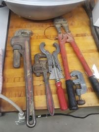 Pipe wrench and pipe cutter
