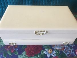 Jewelry box