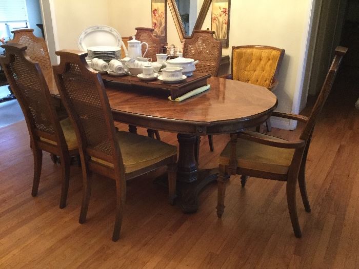 Dual pedestal dining table with two leaves and six chairs, all good