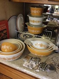 Fun vintage Pyrex bowl sets, casseroles, 