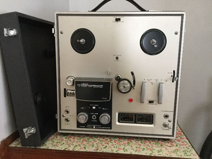 Aka I four track tape recorder reel to reel 1710 with snap on cover