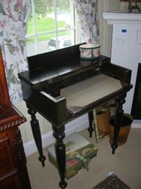 Small size ladies writing desk