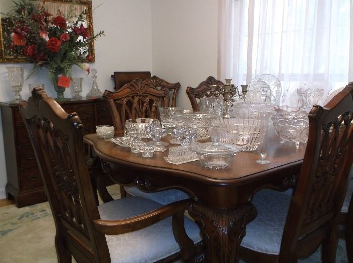 Beautiful, like new dining table and six chairs