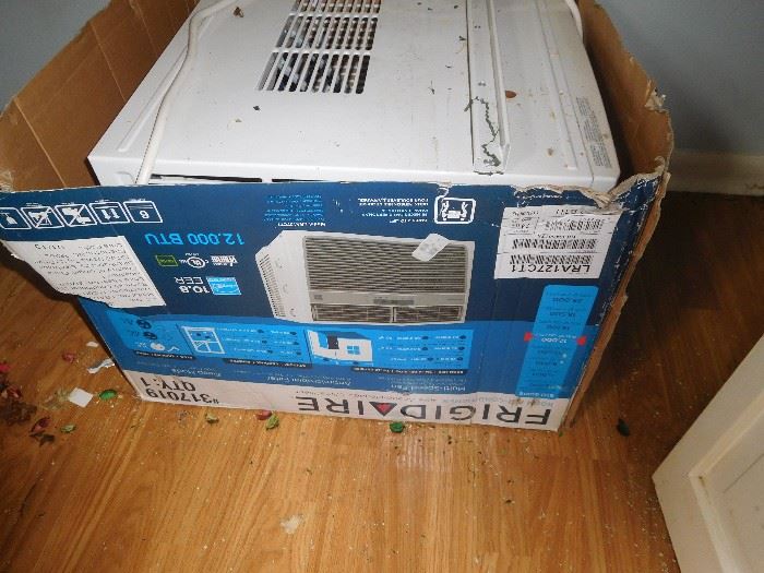 12,000 BTU AC unit like new