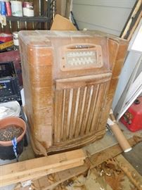 Vintage radio- needs help
