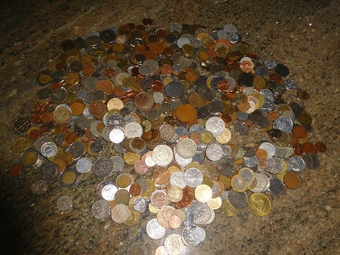 Hundreds of vintage foreign coins