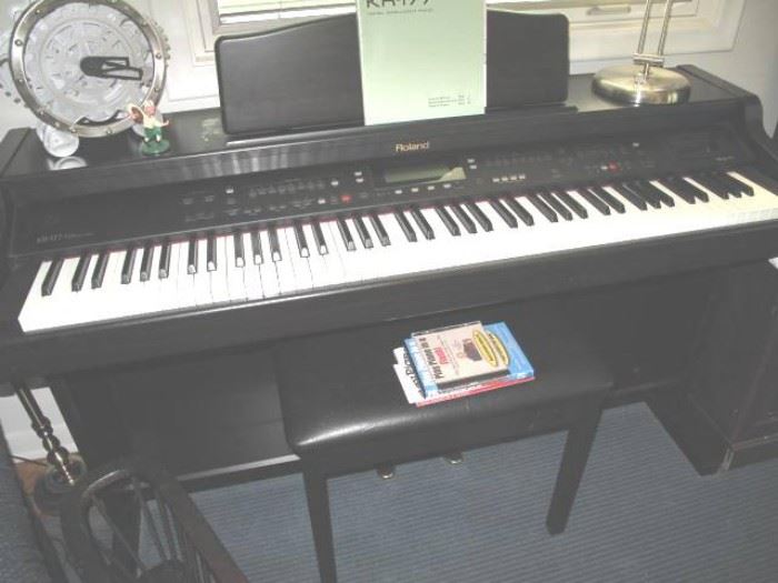 Roland electric piano. Very nice.