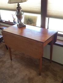 very fine pine - likely American - drop leaf table
