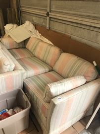 Henredon vintage couch $100 From the manufacturer:
Our sofa frames are made from beech and mahogany solids and the frames are kiln dried. The corners are blocked, screwed, glued and either doweled or have locking tendons.