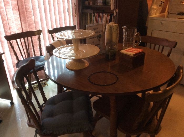 NICE MID CENTURY KITCHEN TABLE WITH A LEAF AND 6 CHAIRS