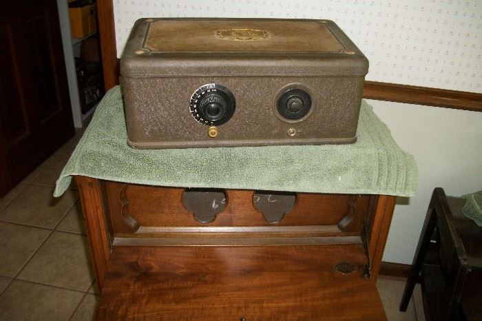 Breadbox radio with lower speaker