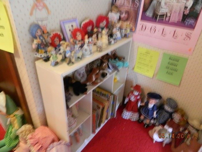 dolls/bookshelf