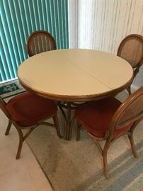 Nice Dinnette Set