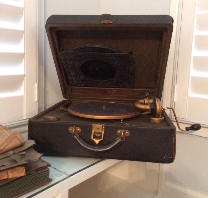 vintage / antique portable Victrola phonograph