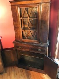 Vintage Dining Room Hutch   http://www.ctonlineauctions.com/detail.asp?id=716110