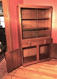 Martinsville Hutch    http://www.ctonlineauctions.com/detail.asp?id=716152