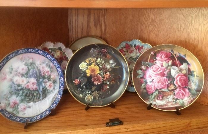  Collectible Rose Flower Plates      http://www.ctonlineauctions.com/detail.asp?id=717412