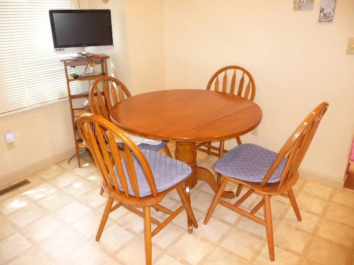 dinette table  /4 chairs