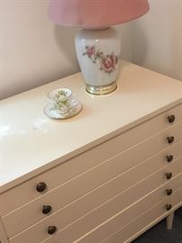 Vintage 3 drawer dresser 