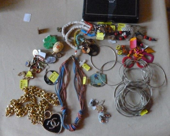 Box lot of jewelry, see photos
