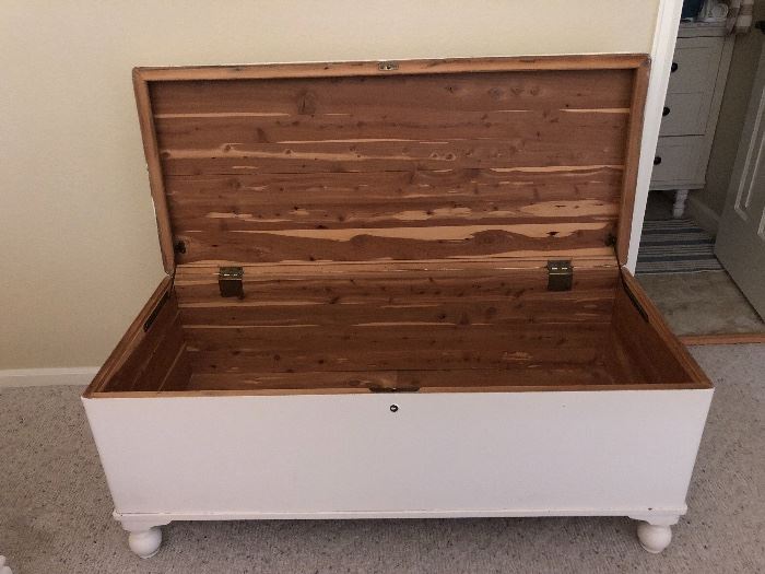 Lane cedar chest that is perfect for storage and used in bedrooms or basement. 