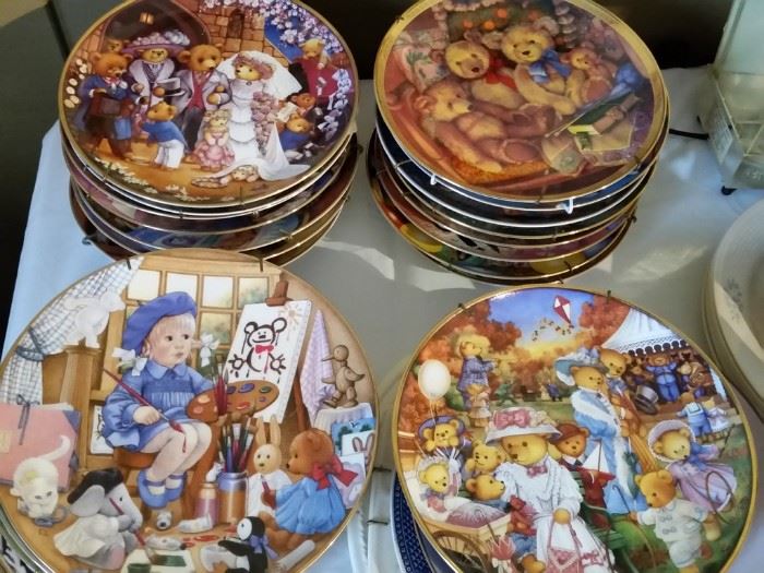 Over 20 Franklin Mint 'Teddy Bear' collectible plates