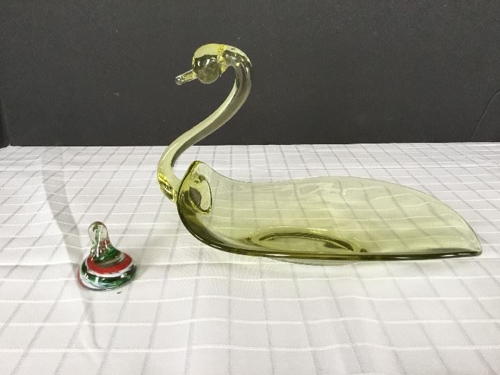 Glass Swan Dish & Glass Candy Kiss     https://ctbids.com/#!/description/share/22222