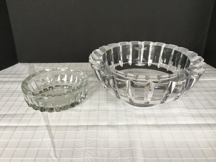 2 Heavy Glass Bowls https://ctbids.com/#!/description/share/22270