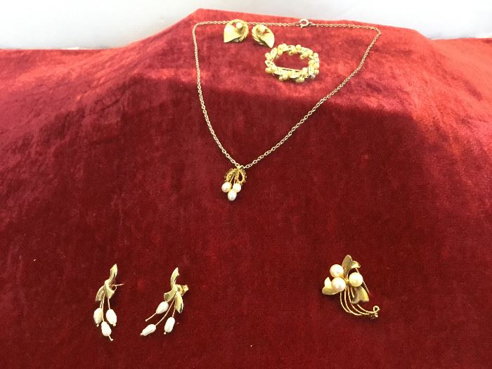 Pearl Pin, Earrings, Necklace https://ctbids.com/#!/description/share/22205