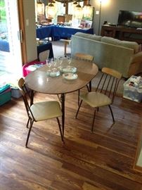 Howell Metal Mid-Century Modern / Retro Dining Table with Chairs and One Leaf