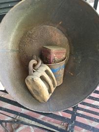 0ld pulley, old tin