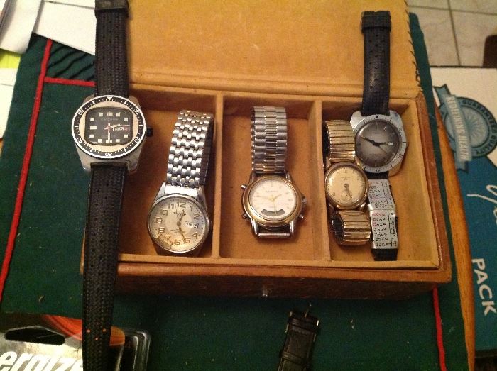 Men's watches at the sale, both mechanical and quartz.