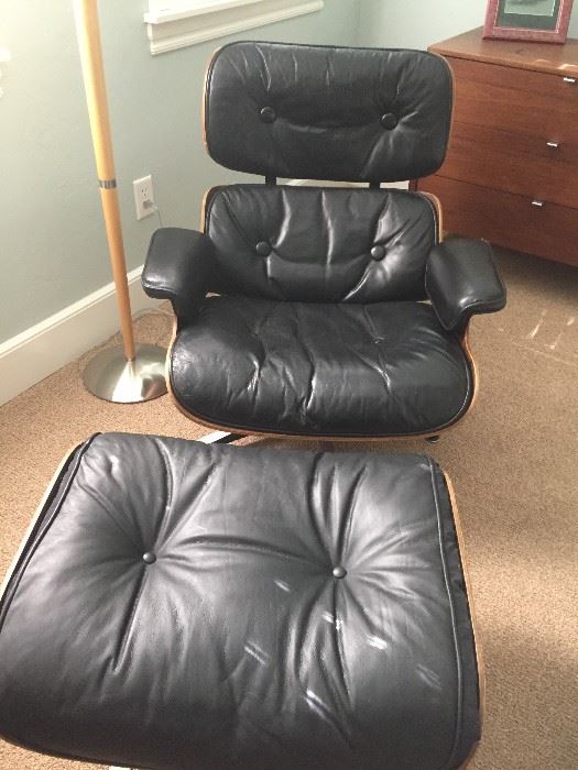 Herman Miller Eames Lounge & Ottoman - Vintage. Black leather and Rosewood.
