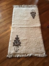 Moroccan rug Babat Province
Approximately 57x32
Cream with Brown Accents