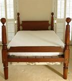 1840's Antique "Cannon Ball bed"
Awesome shape