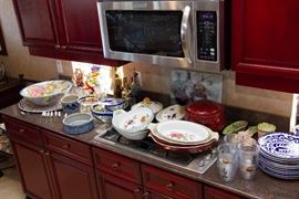 Plenty Of Kitchen Ware/Cookware For The Cook In Your House!