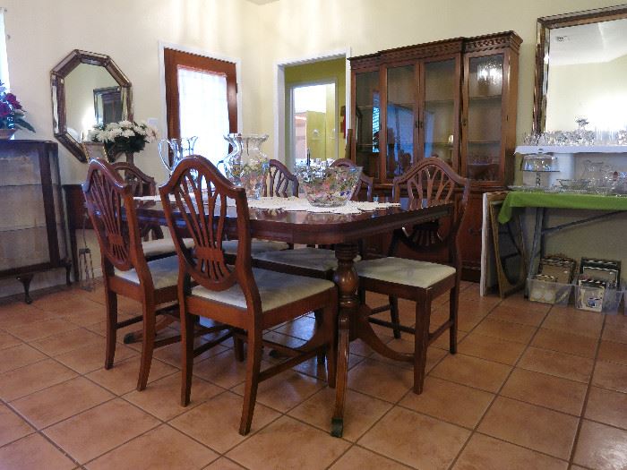 Beautiful Duncan Phyfe Style Table And Shield Back Chairs, Excellent Shape