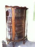 Beautiful curio cabinet with functional key. The glass is broken on the side, but this is still a great piece.
