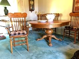 Oak dining table with on leaf, two arm and four side chairs. Beautiful condition.