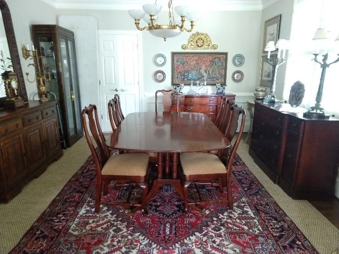 Hickory Chair mahogany dining table, with two 20" leaves/all pads and set of 8 matching chairs, 6 sides, 2 arms.