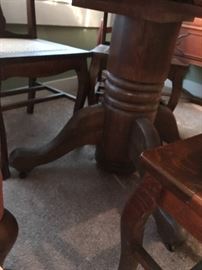 Dining room pedestal table base w/claw feet 
