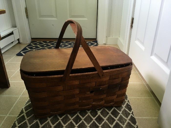 Vintage picnic basket in great shape!